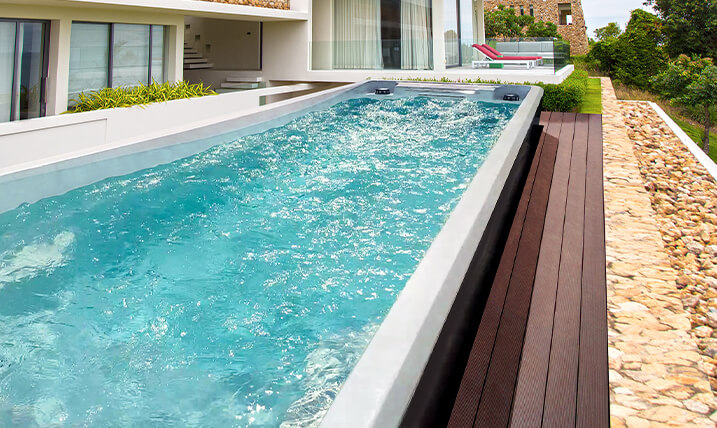 حمام سباحة اللياقة البدنية الانتهائي 